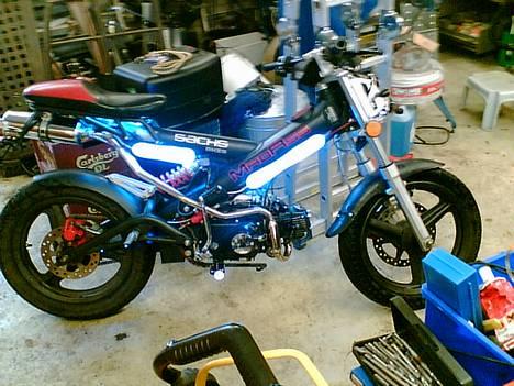 Sachs Madass Mrk. II (solgt) - Her er dyret i garagen med lys på. billede 1