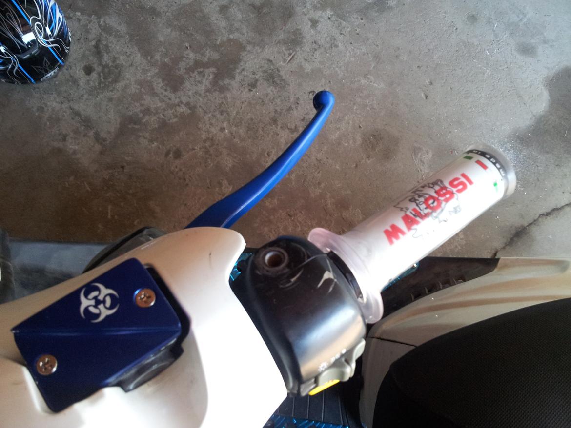 PGO Hot 50 [Tidl.Scooter] - Blå bremsegreb
Blå bremsevæske låg
Malossi håndtag billede 13