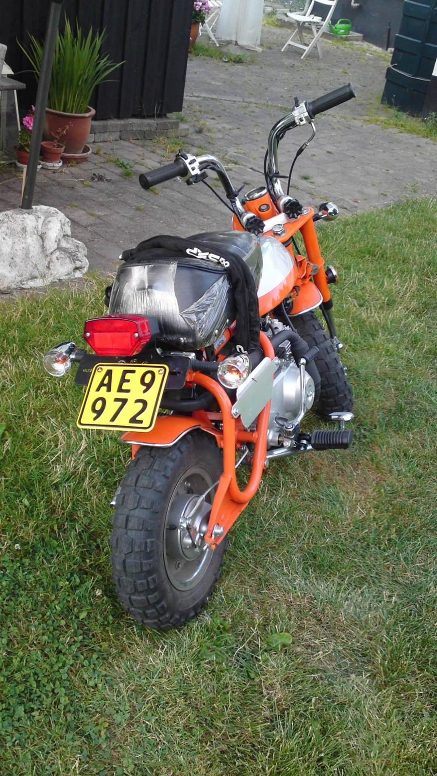 Skyteam Z50A Monkey - Anden baglygte, den alm blev ved med at springe pæren, nu kan det holde. billede 2