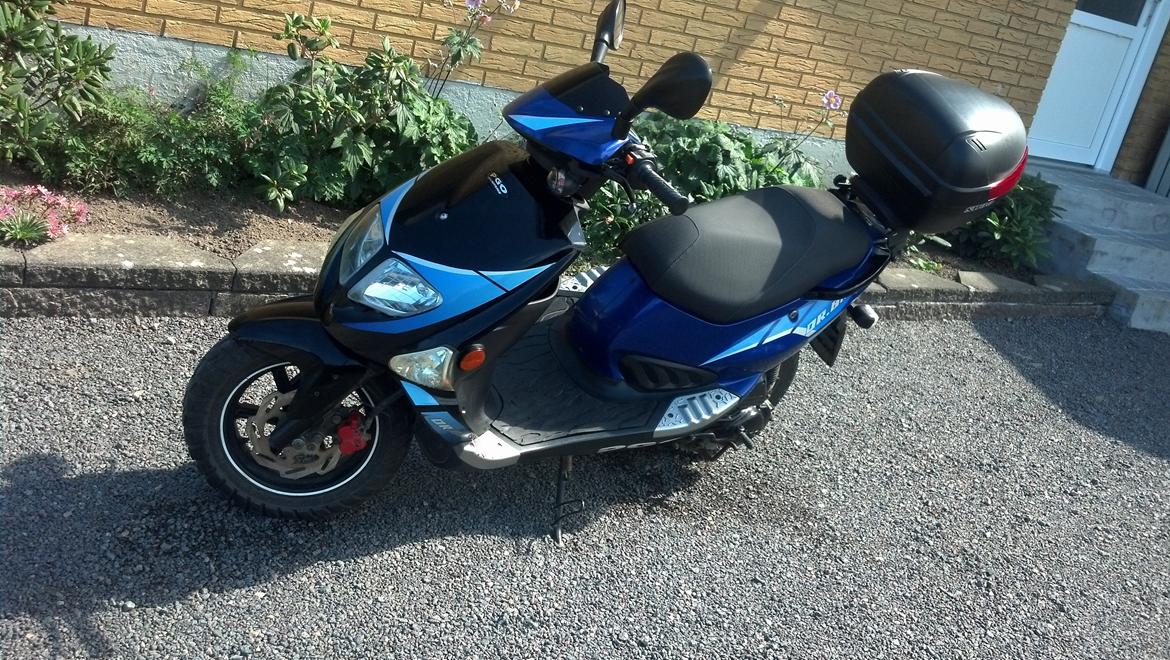 PGO Dr.Big "vild bassen" - Dr. Big, - den er stor! Og lækker! Og super kvalitet! Dr. Big er scooternes svar på en limosine, - den har det hele: 12" alufælge, omdrejningstæller, benzinmåler, frække stafferinger og affjedring i topklassen. billede 1