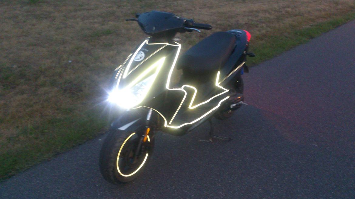 Giantco Lambros r - fed effekt af striperne og led lyset er lækkert :D billede 1