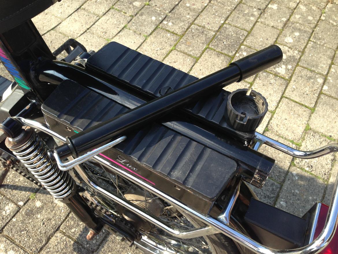 Veteraner Jawa Babetta 210 Lux - Pumpen er original og gemt inde i enden af stellet billede 12