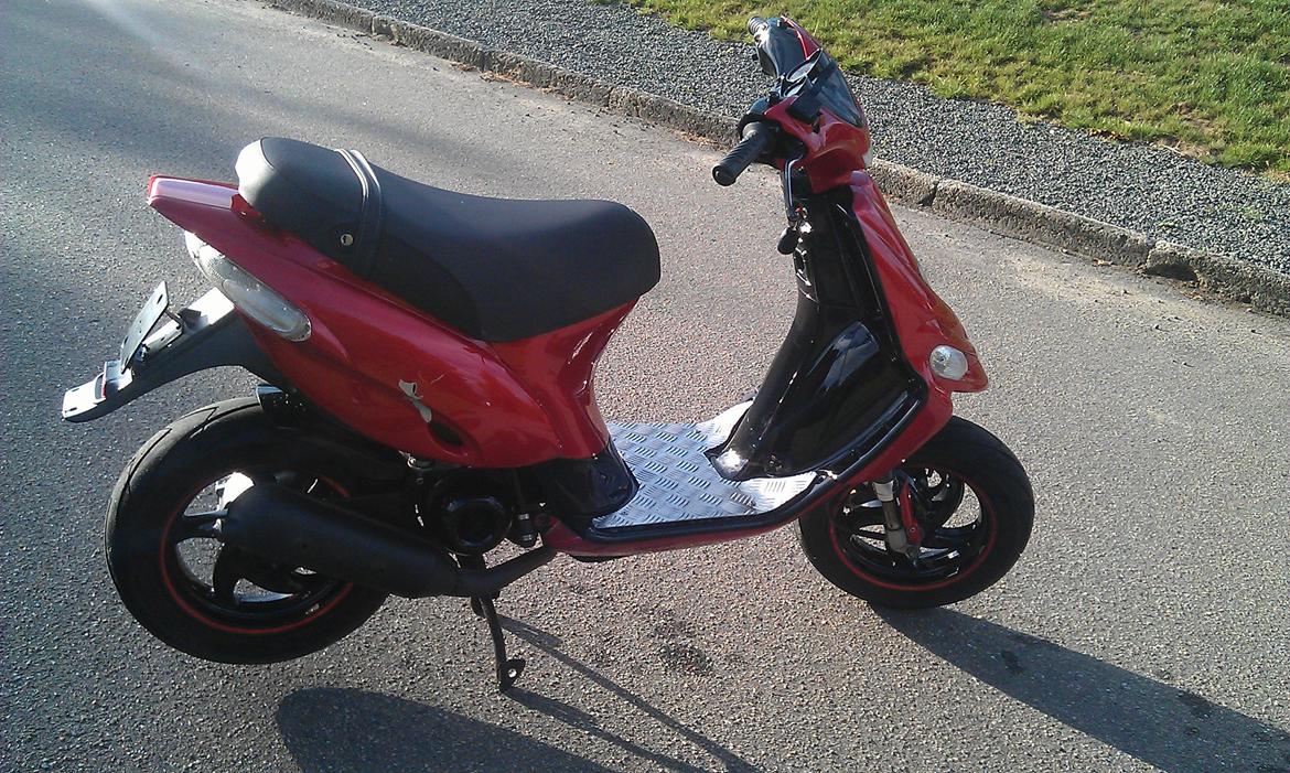 Gilera Stalker S6-R - 2 uger efter den var færdig, kørte en ven ind i mig. Så sideskjoldet blev smadret :(
Men det bliver snart lavet. :) billede 19