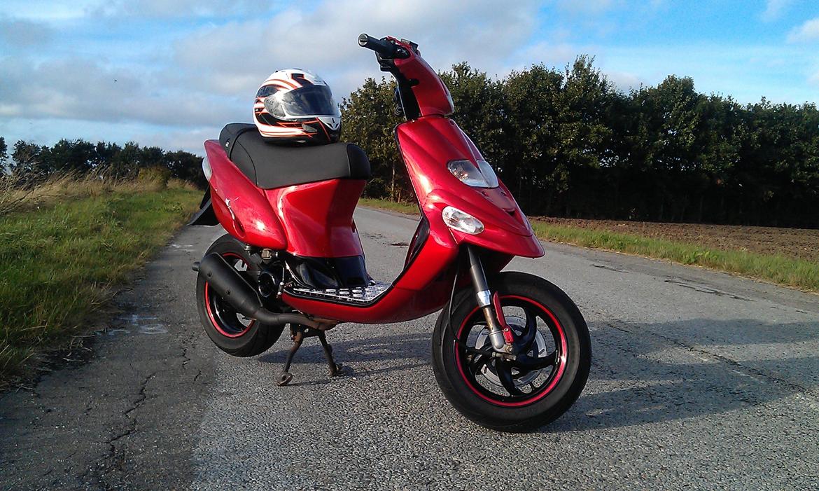 Gilera Stalker S6-R - 2 uger efter den var færdig, kørte en ven ind i mig. Så sideskjoldet blev smadret :(
Men det bliver snart lavet. :) billede 10