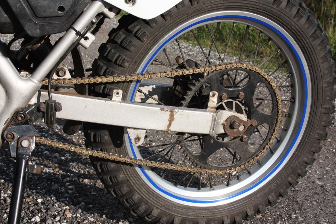 Suzuki RMX - Polini Edition (EFTER) - Bagdæk med blåt fælgbånd. Ny kæde, smurt i kædefed, da jeg kører på knust asfalt der støver lidt :)  billede 11