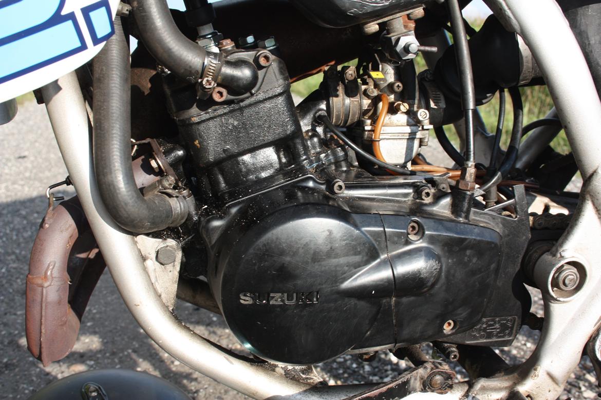 Suzuki RMX - Polini Edition (EFTER) - Venstre side af motor, læg mærke til ny cylinder :)

LÆKKER!!  billede 12