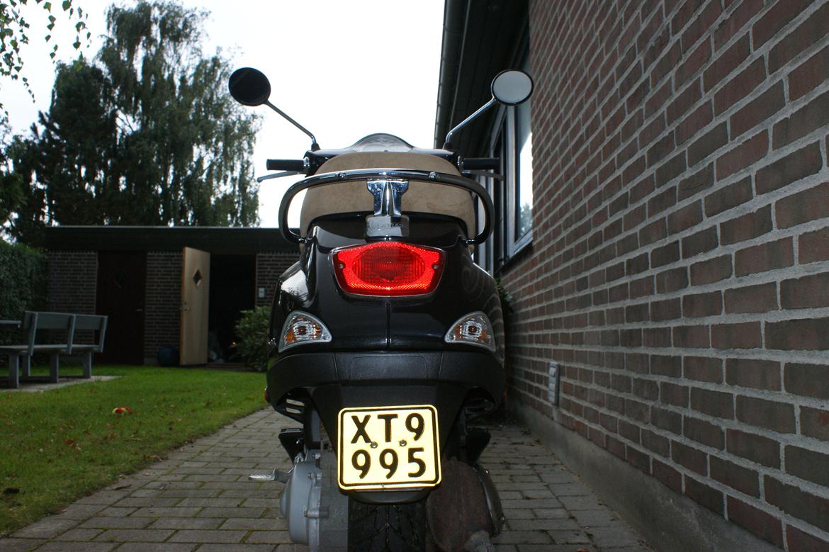 Vespa lx 50 - den er lidt bred bagtil. billede 7