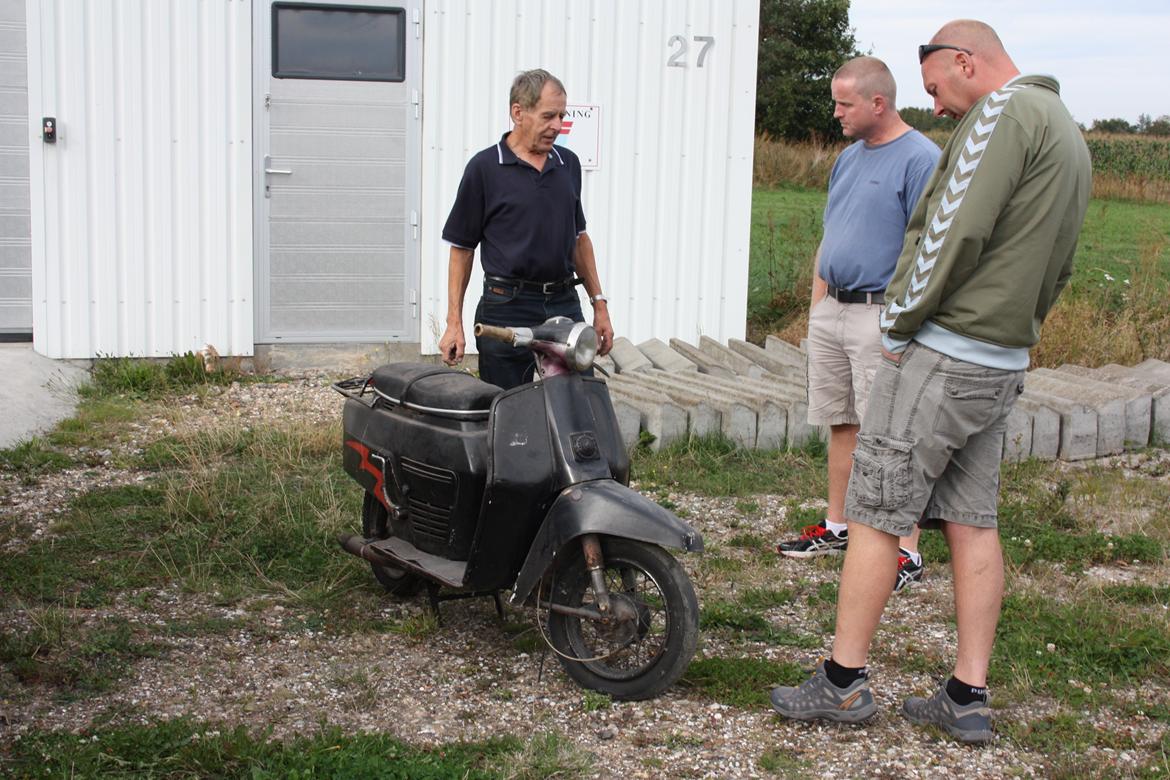 Puch R 50 - 3 håndgear - Der bliver handlet og snakket. Min far i den blå, Lars i den grønne (en fra klubben) og cykelforhandleren.  billede 13