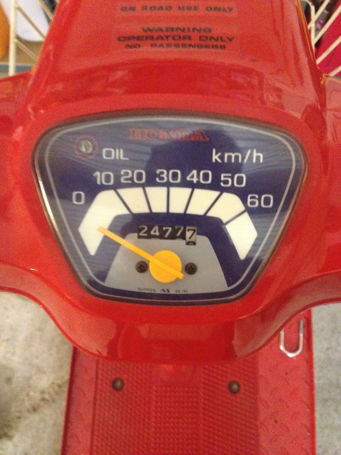 Honda NT50 Melody Mini - Helt vildt lavt km tal, 2477.7 km. Vil køre den op på præcis 2500.0 km, og så gøre den helt ren. Så kommer den på værelset ;)  billede 9