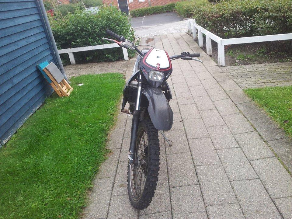 Gilera Rcr 50 - de første 6 billeder er fra da den var købt havde intet rengjort på det tidspunkt det sidste billede er fra nu efter hele renovationen :)  billede 1