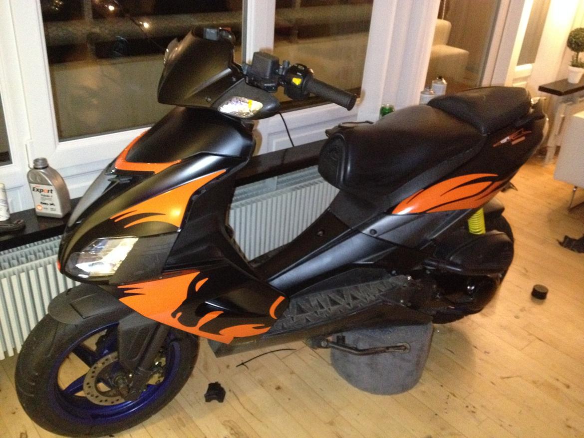 Aprilia SR50 Factory R Projekt TWINS - Som den ser ud nu d. 8/12-13 Bedre billeder kommer når vejret er til det og jeg gider slæbe lortet ned igen fra 2 sal :b billede 1