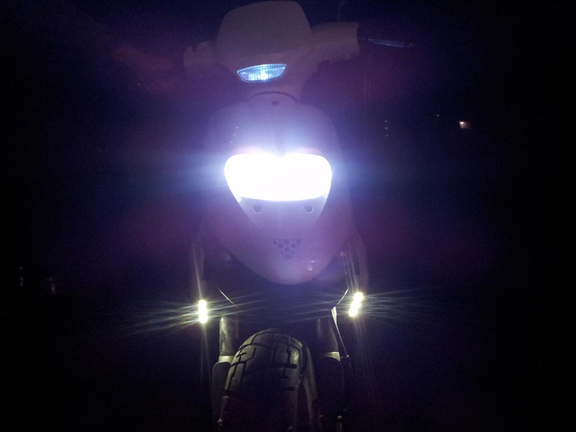 Gilera Stalker AC - Sådan ser det ud når mørket falder på. Den blå halogen pære bliver erstattet med et 8000 K xenonkit. billede 10