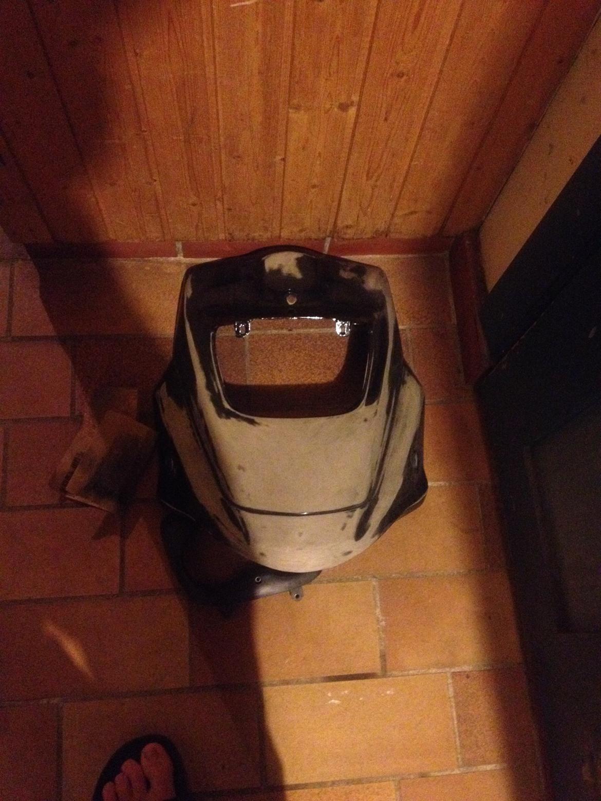 PGO hot 50 - her er jeg ved og slippe skjolde ned og skifte farve på dem til blå og hvid billede 6