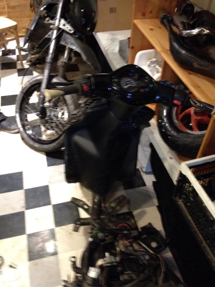 Yamaha Jog R (SOLGT) - Sådan ser den ud efter en tur på besøg hos politiet... :( billede 9