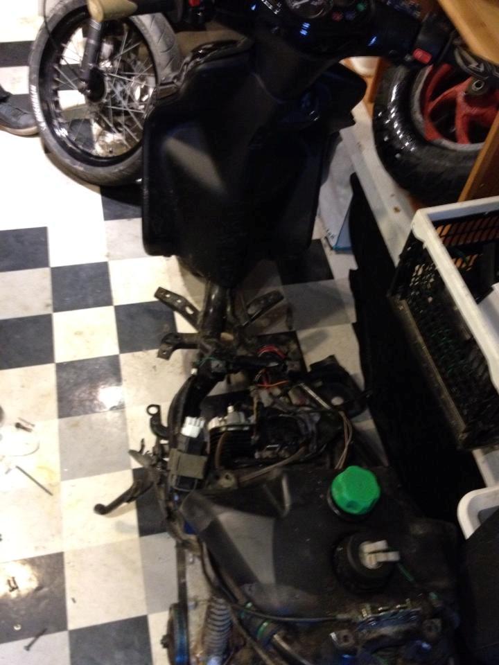 Yamaha Jog R (SOLGT) - Sådan ser den ud efter en tur på besøg hos politiet... :( billede 11