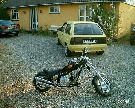 MiniBike chopper (SOLGT) - så kan i se den ikk er fake, min bil er i bagrunden.. lig som på nogle af billederne af min bws NG.. billede 2