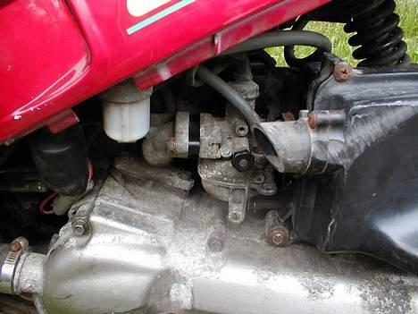 PGO Comet - Sparket i Havnen  - Ja... der har vi lidt af motoren, og karburatoren.. den er IKK køn! Men virker :) billede 9