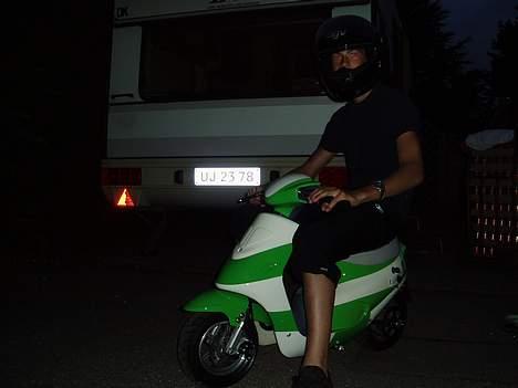 MiniBike SCOOTER solgt 2200kr - her er jeg lige kommet hjem fra italien og jeg skulle lige prøve den og fuck den er fed at køre på billede 3
