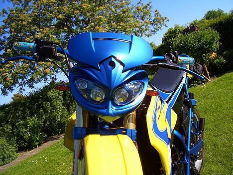 Suzuki SMX... Special Edition..! - Fuck det ser ondt ud med den TNT lygte kåbe og syntes også det er rimelig stilet med de små blå blinklys... :D billede 7