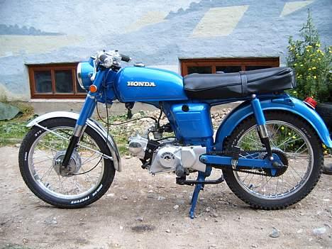 Honda CD50 - jaae.. på de billeder sidder sadelbetrækket lidt skævt, men jeg har fået rettet det nu billede 1