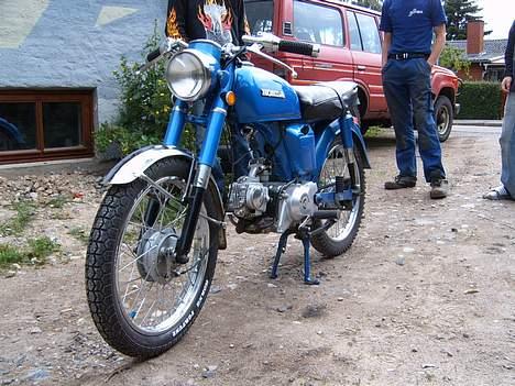 Honda CD50 - forfra.. med nogle af aberne bag ved. det er mig selv der står helt ude i siden, man kan kun se mit ben faktisk billede 4