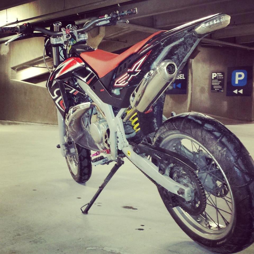 Aprilia Sx 50 LC DD - Lige bagfra, lidt beskidt. Men dog fin ;). billede 1