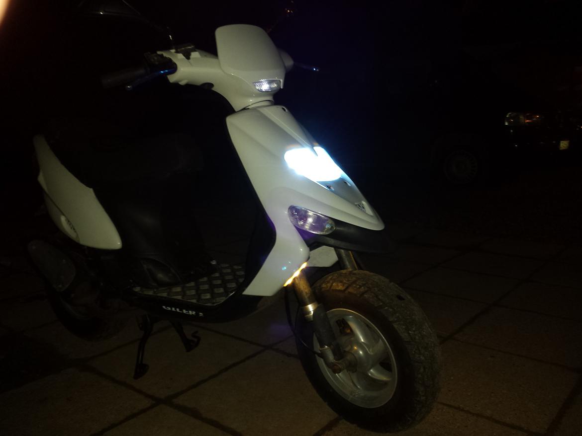 Gilera Stalker AC - så er Xenon-kittet monteret, og man må sige at det ser cool ud. Det lyser 1000 gange bedre end halogen pæren. Det har godt nok været svært at montere, fordi ledningerne skulle skiftes ud med nogle der var tykkere. Det har taget mig en hel dags arbejde.  billede 12