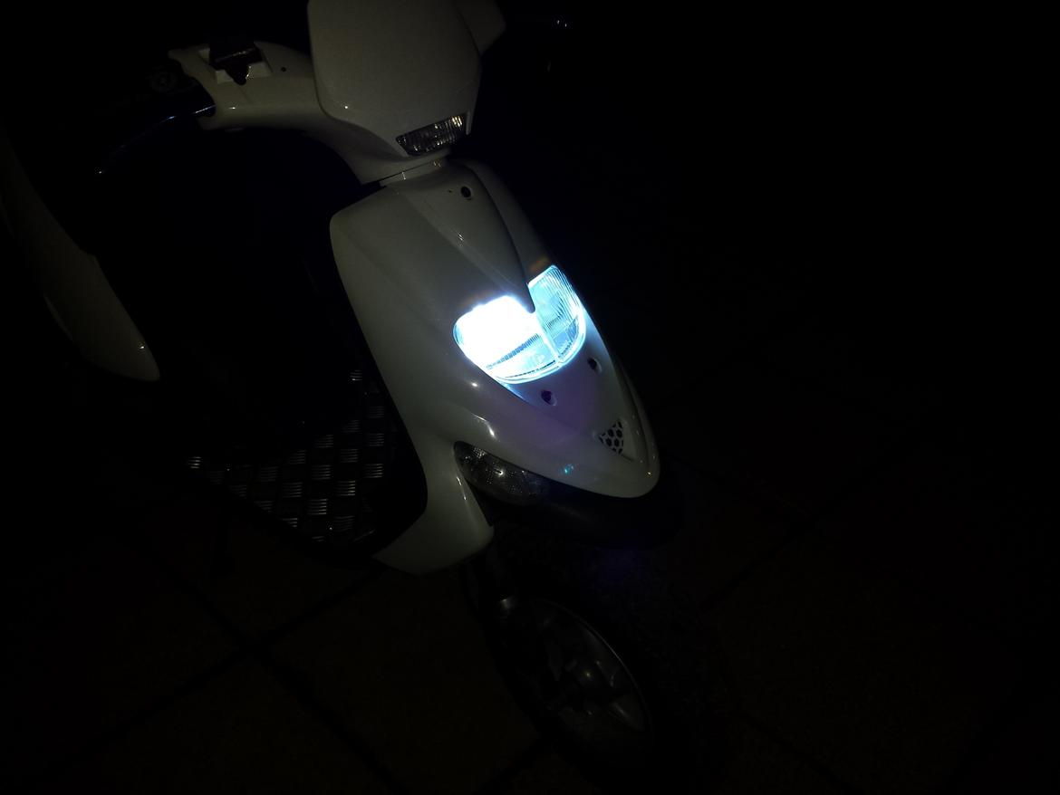 Gilera Stalker AC - det er blevet lavet sådan at når man giver kontakt, så lyser xenon pæren ligesom på en bil. Det er derfor at LED dioderne og det lille positionslys ikke er tændt her, fordi de lyser kun når scooteren er tændt. billede 13
