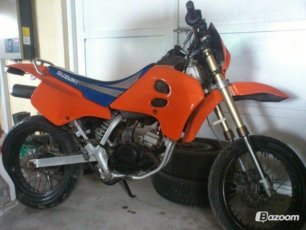 Suzuki SMX - Som den var inden klistermærker, bliver sådan igen billede 1