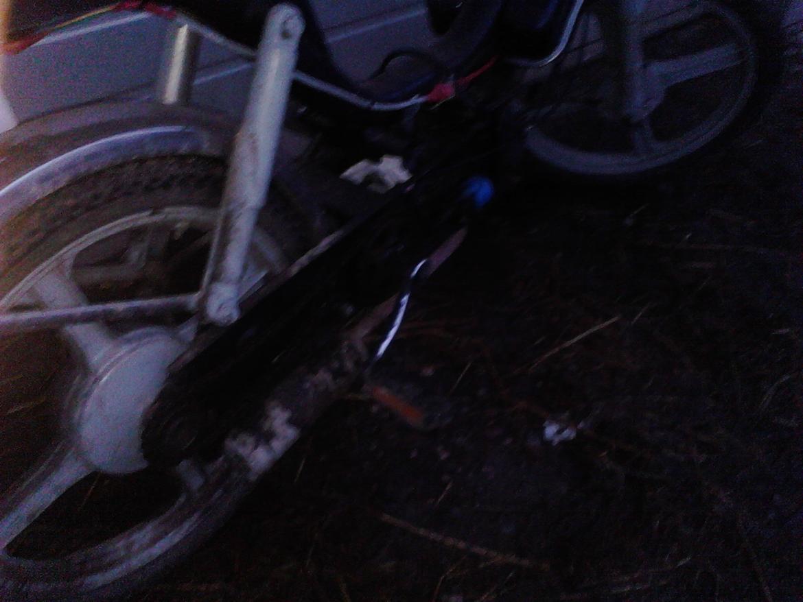 Vespa Bravo (AKA Street fighter) - Ikke grin fordi det er sådan en du sidst vil møde i nattelivets stille mørke  billede 5