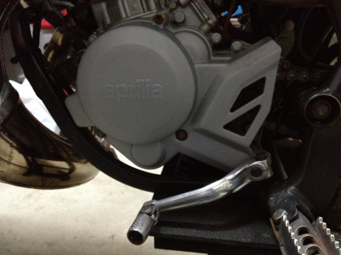Aprilia Sx 50 - Nyt tændingsdæksel og nypudset gearpedal billede 11