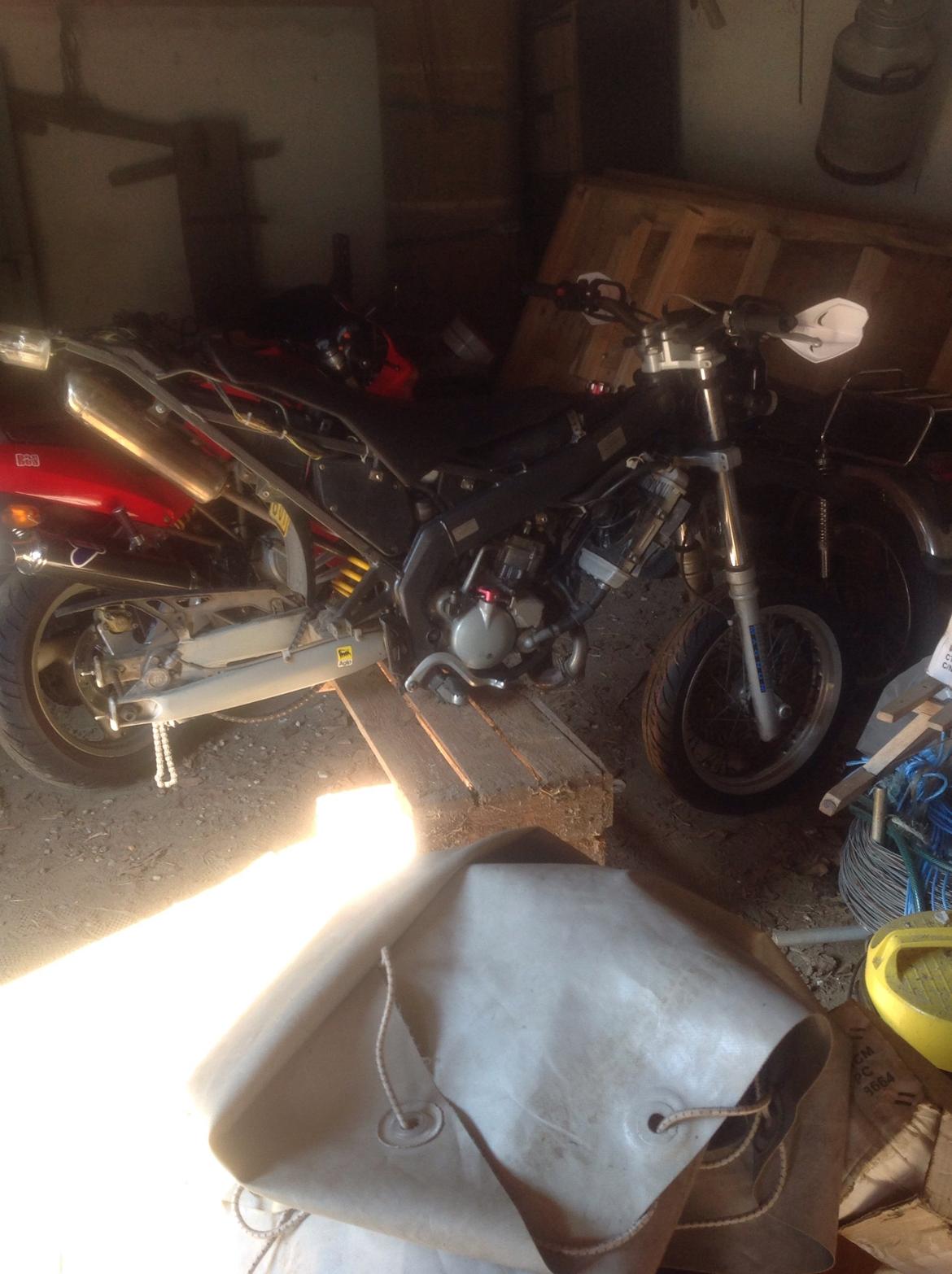 Aprilia sx50 - Tja skulle have nyt baghjul, og der står min fars Ducati og min Puch monza  billede 16