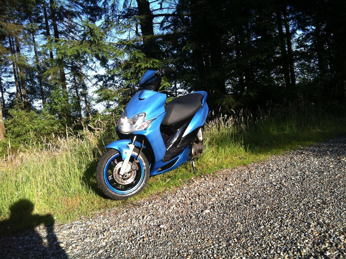 Yamaha Jog R - Bundskjoldet ser mørkere ud end resten af skjoldene, men det er fordi man ser den fra en anden vinkel billede 3