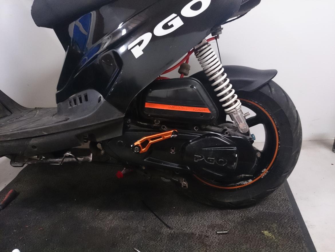 PGO Hot 50 - prøvede lige at male en orange stribe, syntes selv det er fedt :) billede 2