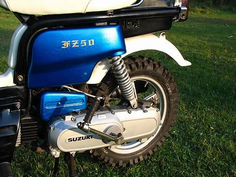 Suzuki Fz50 - Svært at fange "glitter" effekten i lakken:) billede 2