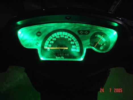 Honda SFX (solgt) - Mit speedo... heri er der monteret 4 dioder som giver en god oplysning af pladen... billede 19