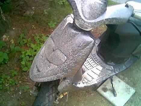 Gilera stalker (solgt) - En dag jeg var ude og køre på en våd grus sti... jeg har virkelig meget brug for en forskærm... forestil jer lige hvordan jeg så ud... billede 3