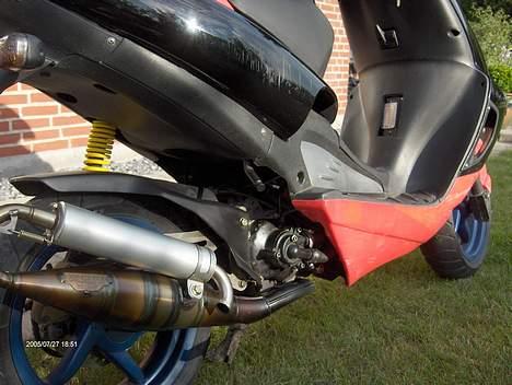 Aprilia ditech  solgt - man kan se hvor der har siddet klistermærker på underskjoldet rimlig fedtl :D billede 15