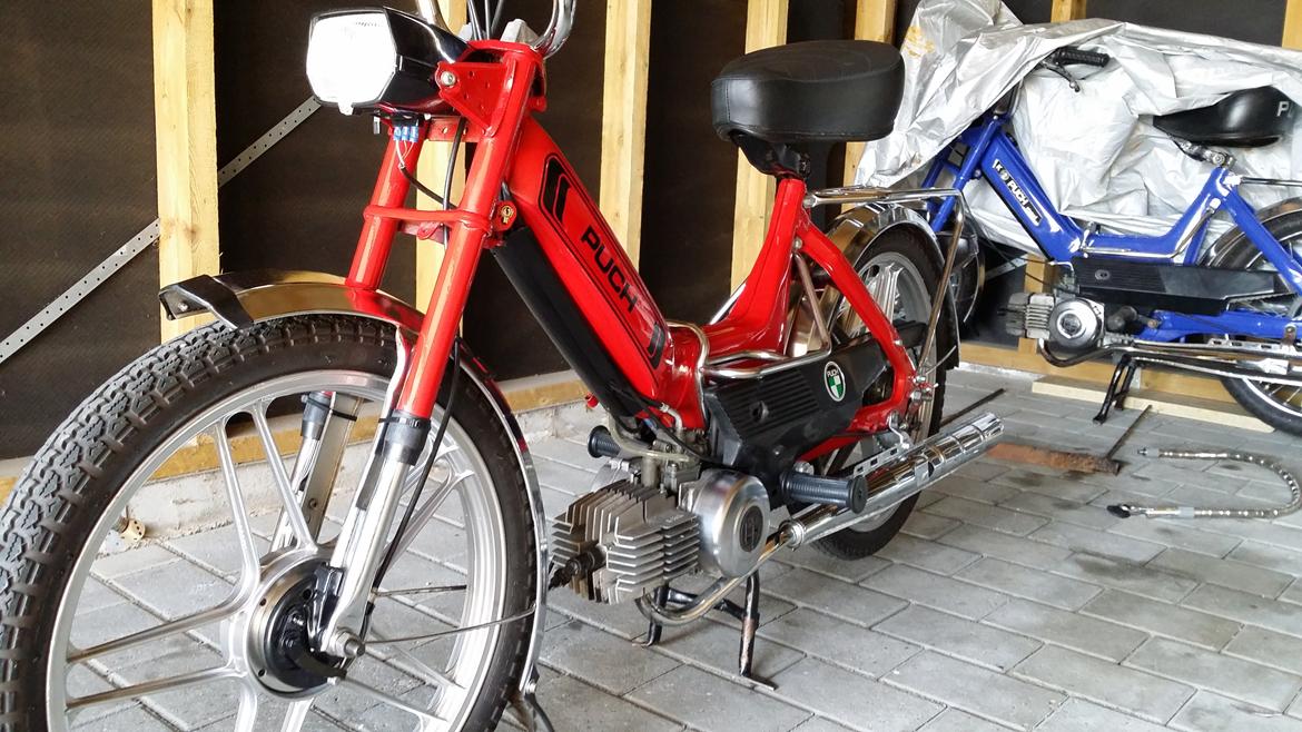 Puch maxi k E50 - her står hun så helt færdig og kabelskinnen er kommet på. billede 15