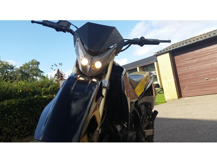 {{currentPhoto.altText}} billede {{currentPhoto.number}}