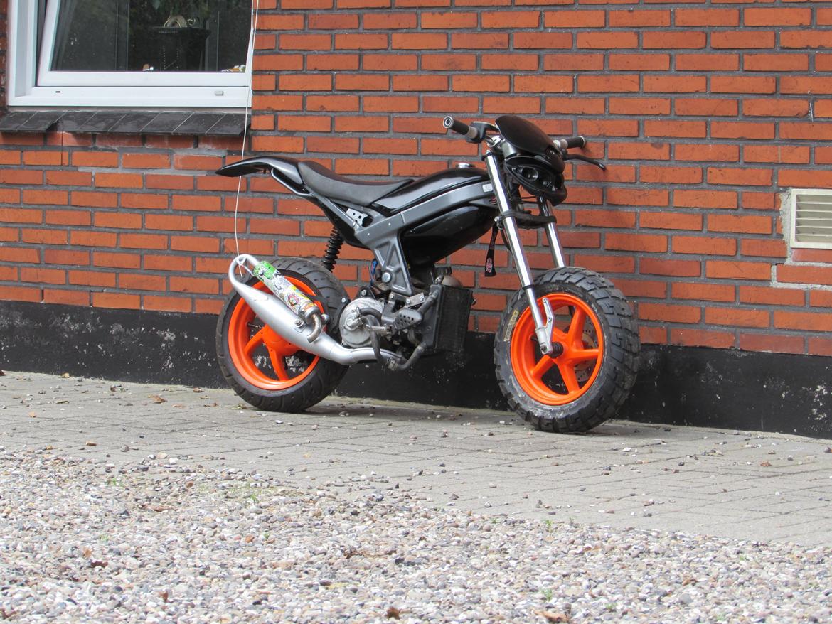 Suzuki street/sr50 - som den står nu, med nymalet blanksort blok. billede 1