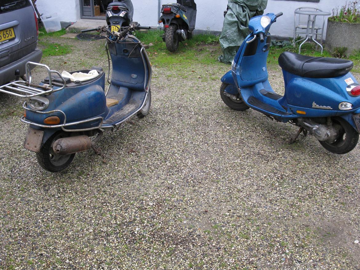 Vespa et 2 - scooteren til højre er den jeg har hugget op for at lave den anden da den til hø'jre er mega rådden og den anden rustfri billede 9