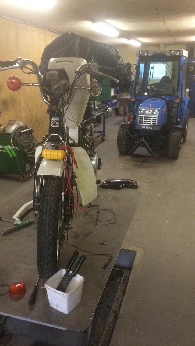 Suzuki FZ50 Unik - Lige igang med at lave de sidste par småting (bliklys, horn, langlys og bremselys) billede 14