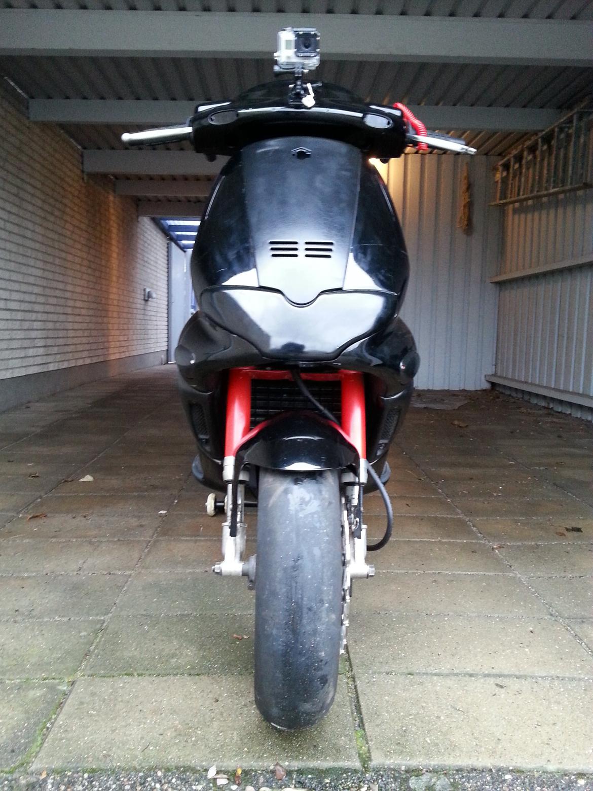 Gilera Runner EVO2 - Fra fronten, ved godt mit frontskjold er misfarvet billede 5