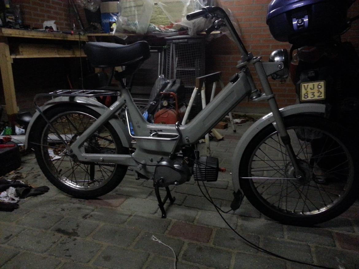 Puch Maxi K E50 - Så begynder den så småt, at ligne en knallert igen. billede 4