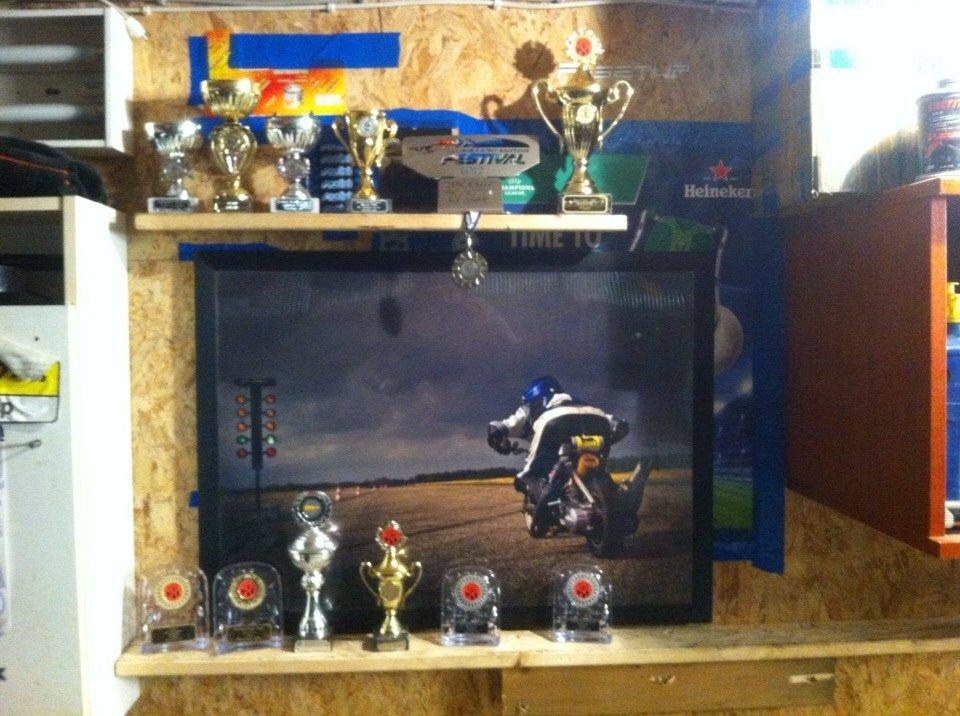 Yamaha Sprinter 2Fast 86cc + nx 2 stærkest, 3 hurtigst 12 - 50cm X 70cm hænger ude i værkstedet med pokalerne den vandt billede 19