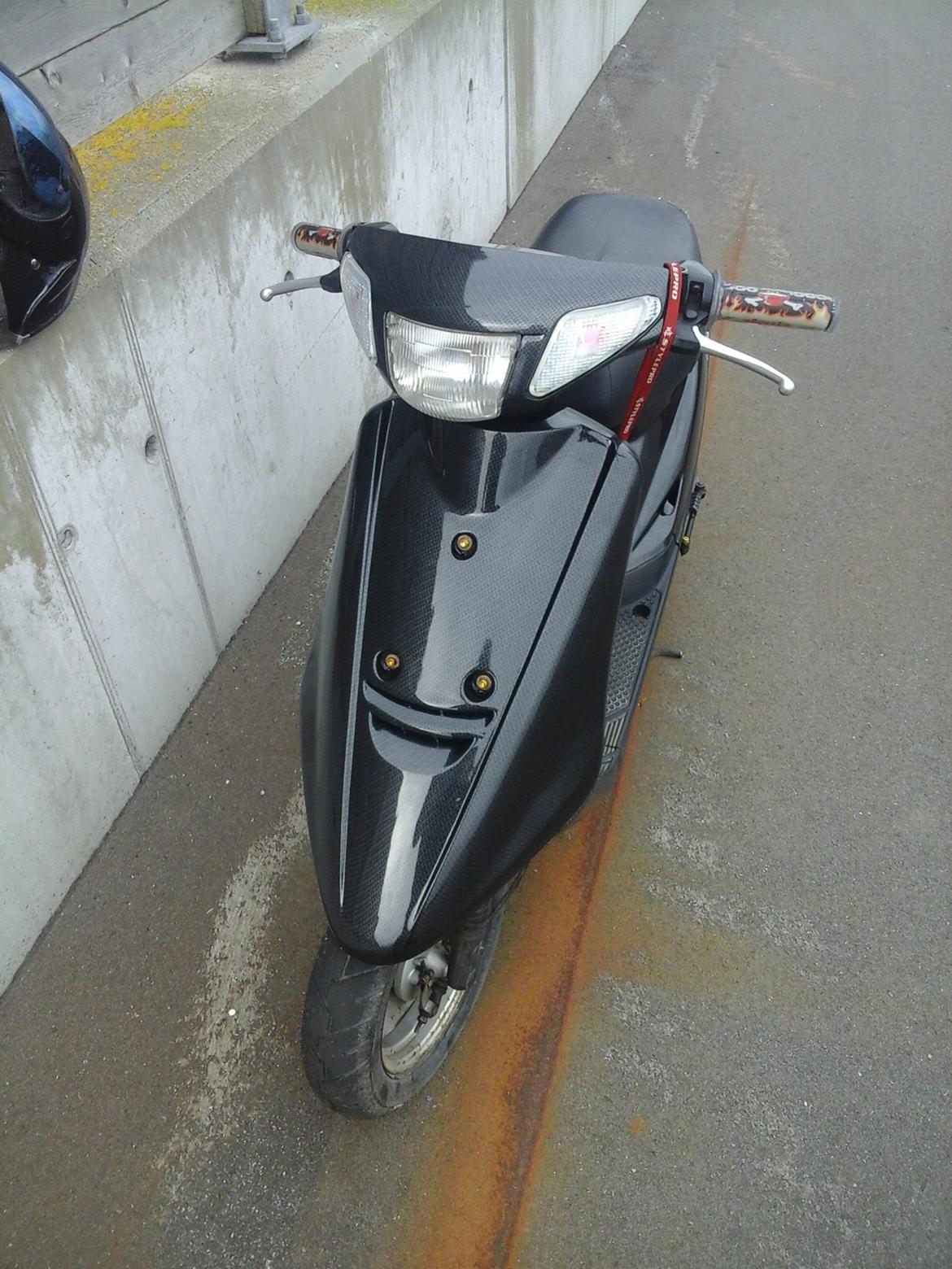 Yamaha Jog Carbon/Gold billede 4