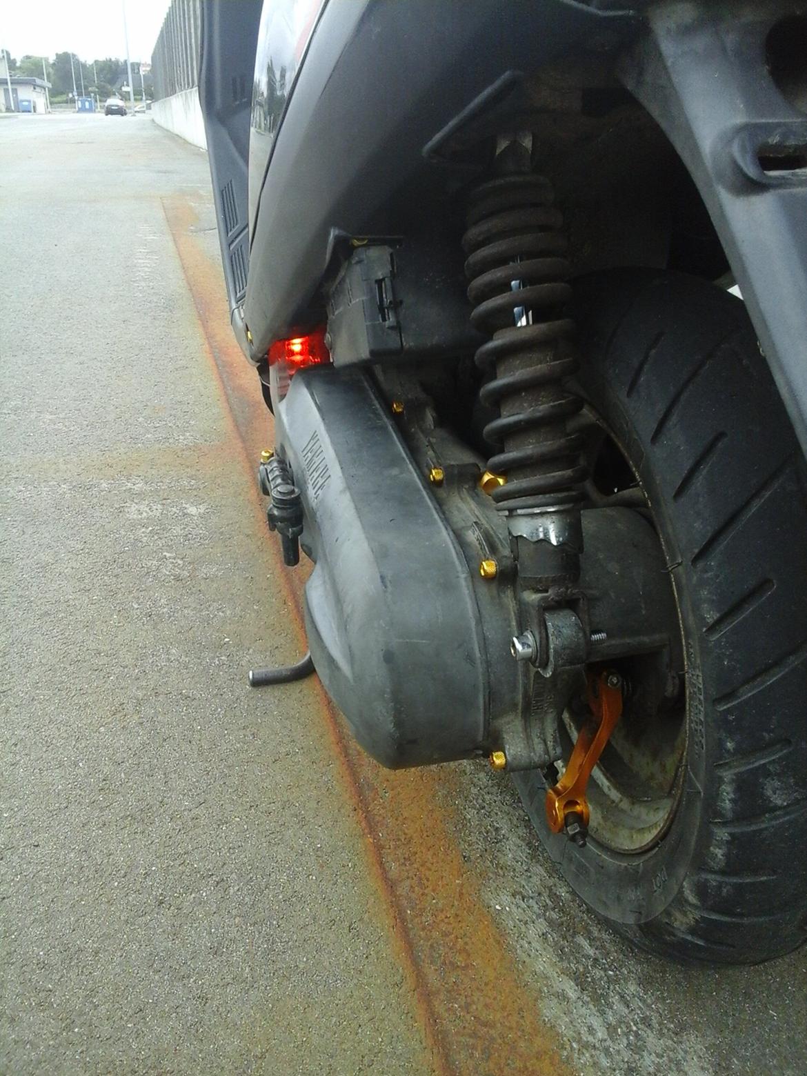 Yamaha Jog Carbon/Gold billede 3