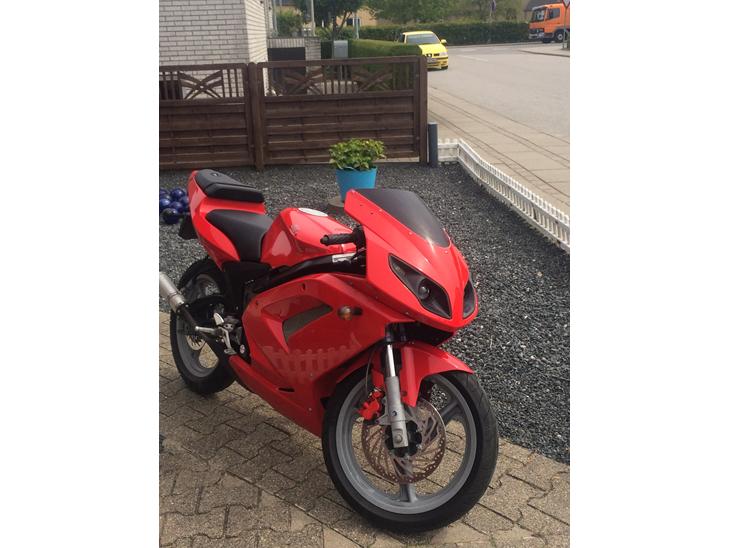 {{currentPhoto.altText}} billede {{currentPhoto.number}}