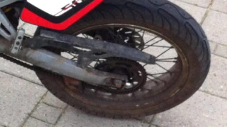 Gilera SMT - Fælgende var ikke for pæne da jeg købte dem så gik stille og roligt igang med at pudse dem ned. billede 12